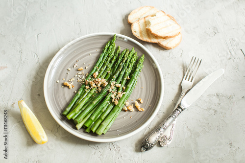 Asparagus with walnuts