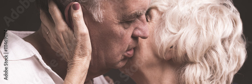 Quadro em tela Kissing husband tenderly