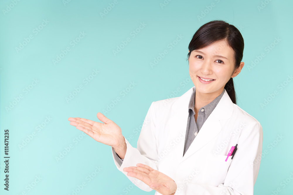 案内する笑顔の薬剤師