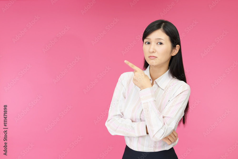 不満そうな表情の女性 不満そうな表情の女性