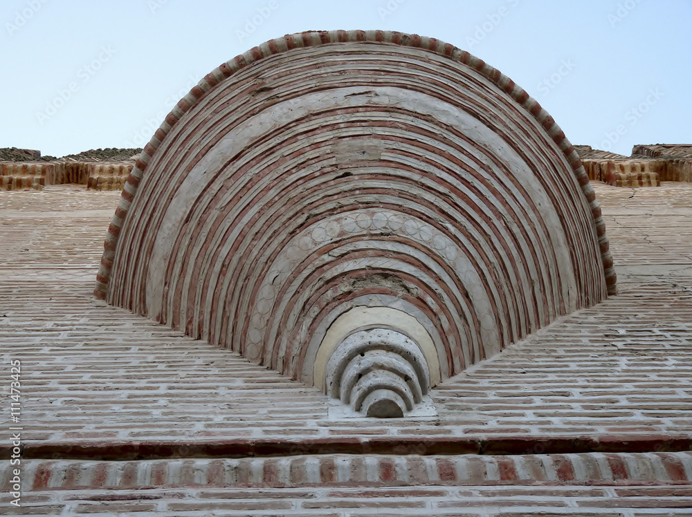 ALMENA SEMICIRCULAR DEL castillo de Coca es una fortificación de la localidad de Coca (Segovia, Castilla y León) , España del siglo XV y es de estilo gótico-mudéjar español ALMENA SEMICIRCULAR DEL castillo de Coca es una fortificación de la localidad de Coca (Segovia, Castilla y León) , España del siglo XV y es de estilo gótico-mudéjar español