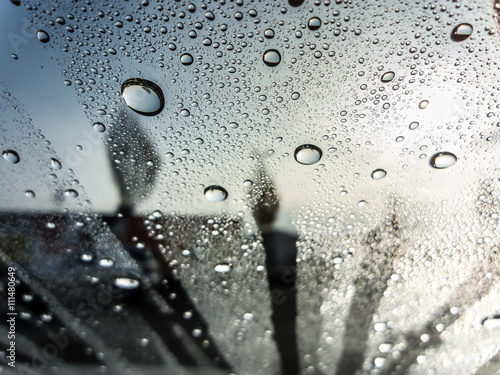Blick durch die Windschutzscheibe eines Autos nach dem Regen