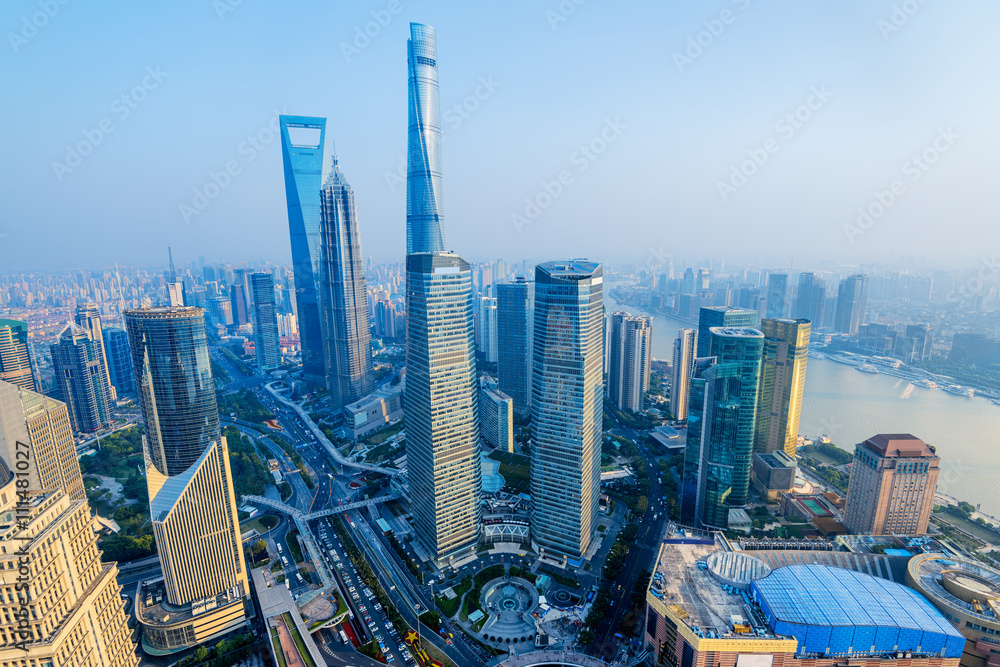 Naklejka premium Shanghai Skyline z nowo wybudowanymi kultowymi drapaczami chmur.