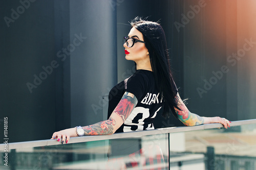 Красивая стильная девушка с татуировками. Город.