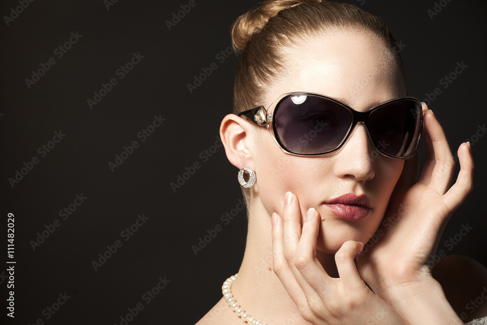 Naklejka premium Portrait of Beautiful young woman in sunglasses