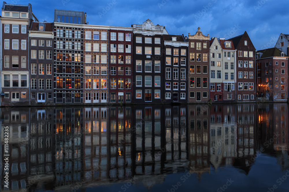 Die blaue Stunde in Amsterdam am Damrak
