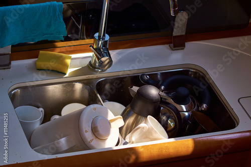 Spüle unter Deck auf einer Segelyacht mit Kaffeekanne und Schwamm