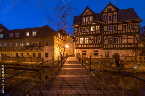 Fachwerkhaus und Gera in der Altstadt von Erfurt, Thüringen