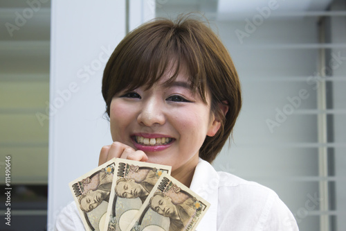 3万円を持った笑顔の女性