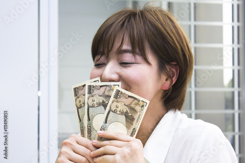 3万円を持った笑顔の女性