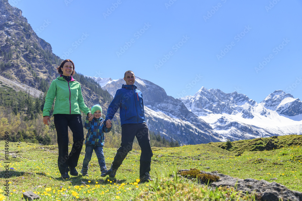 gutgelaunte Familie wandert in den Allgäuer Bergen 