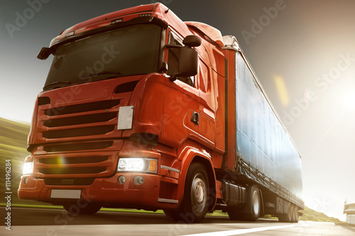 LKW im Sonnenuntergang