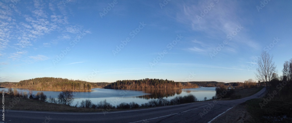 Fototapeta premium Вид на прекрасные горы в воде. Панорама природы севера и дороги, побуждающей к путешествиям.
