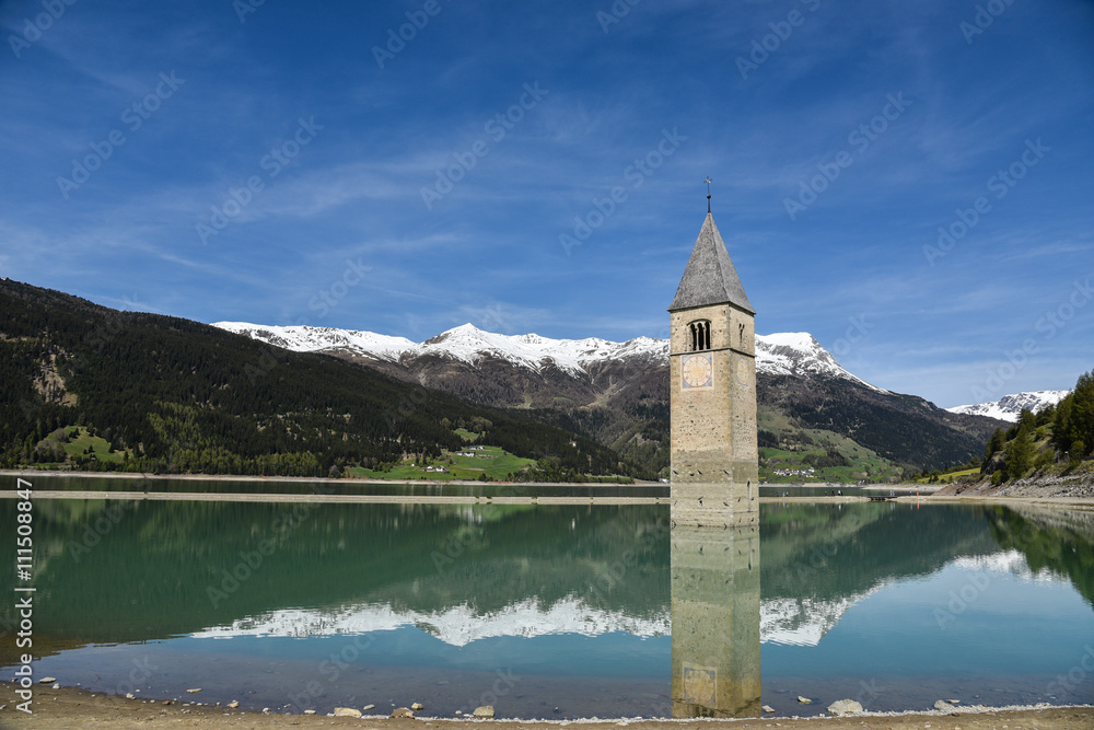 Kirchturm im Reschensee bei Niedrigwasser