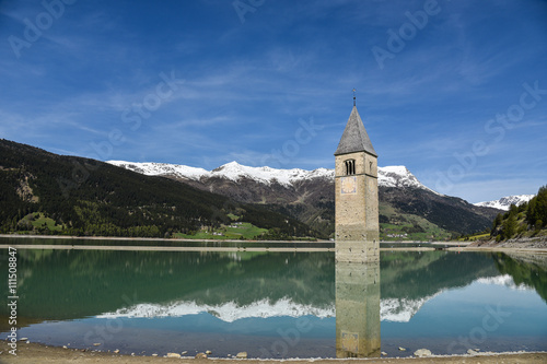 Obraz na płótnie Kirchturm im Reschensee bei Niedrigwasser w salonie