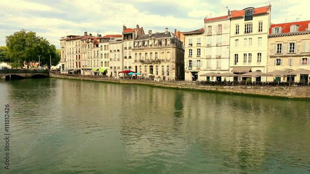 Quai sur la rivère à Bayonne Quai sur la rivère à Bayonne