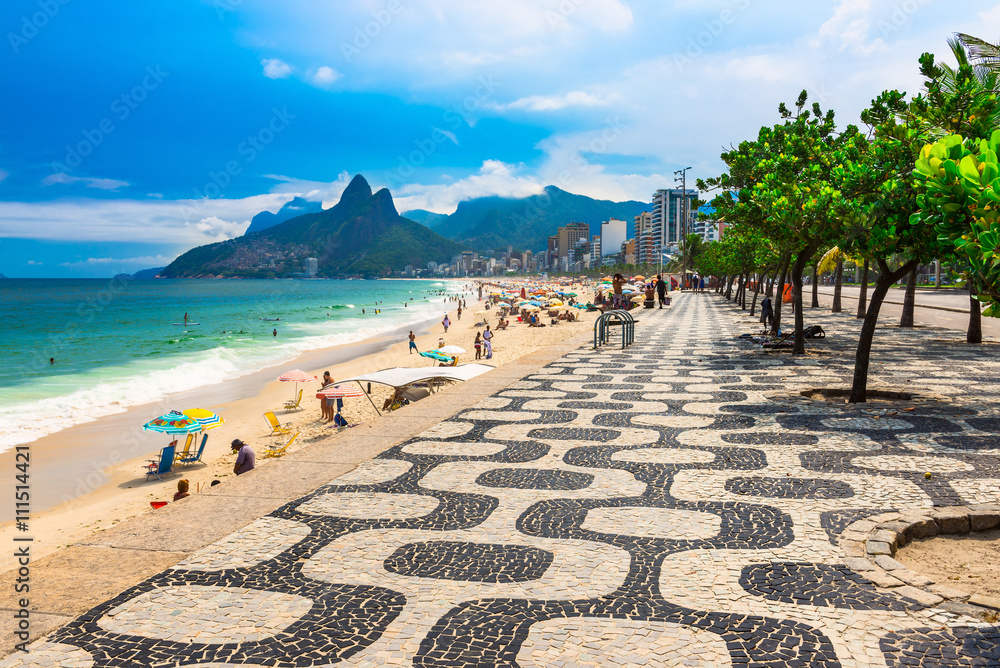 Rolgordijnen Ipanemastrand met mozaïek van stoep in Rio de Janeiro.  Brazilië - Nikkel-Art.nl