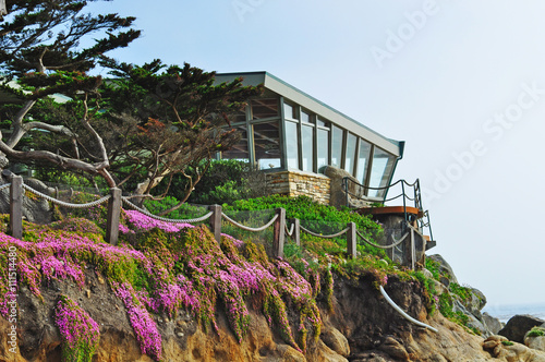 Foto California: una casa sulla roccia e sull'Oceano Pacifico a Carmel il 16 giugno 2010
