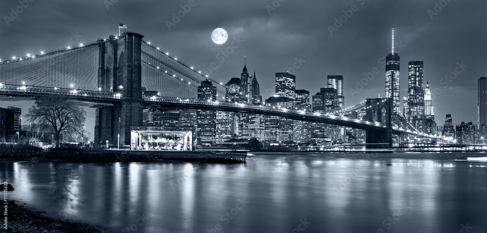 Fototapeta premium Nocna panorama Nowego Jorku z księżycem na niebie