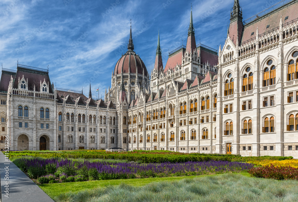 Obraz premium The Hungarian Parliament on the Danube River in Budapest