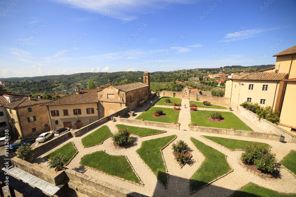 Toscana,il paese di Monte San Savino,giardino visto dal palazzo comunale.