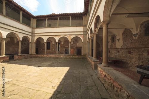 Toscana,il paese di Monte San Savino, il chiostro della chiesa di San Agostino