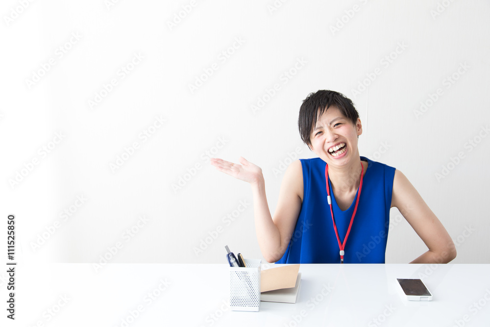 デスクワークするOL・白バック