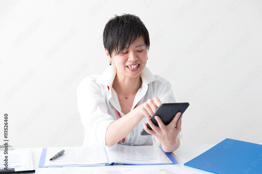 タブレットを触るOL