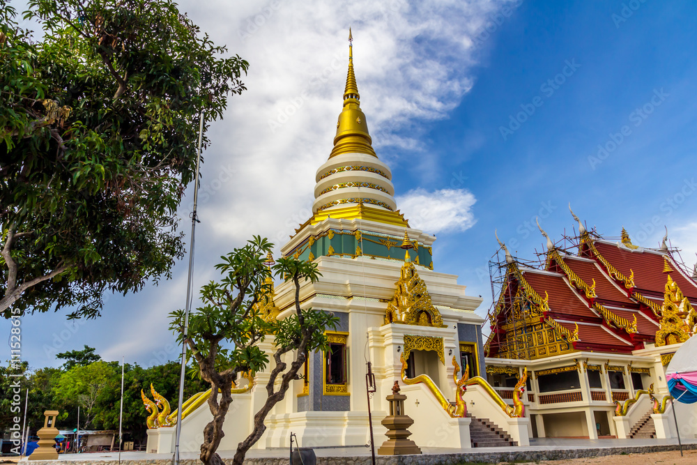 Naklejka premium Piękny budynek sakralny ze złotą dekoracją i złoceniami