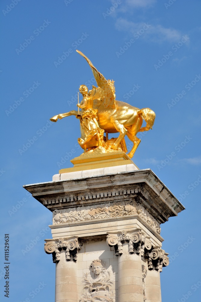 Pylone avec sa statues dorées des Renommées sur le pont Alexandre III à Paris
