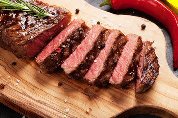 Fototapete Steakhouse Gegrilltes Striploin Steak rustikal  © Evgeny Karandaev
