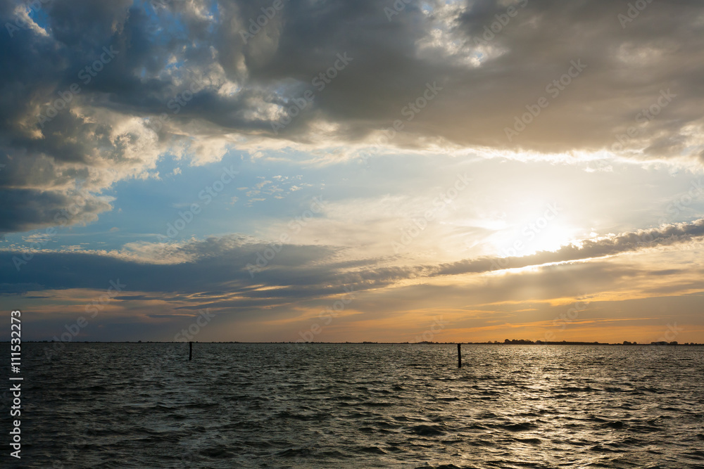 Obraz premium Sunset over water