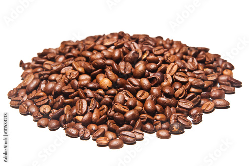 Kaffeebohnen isoliert auf weißem Hintergrund