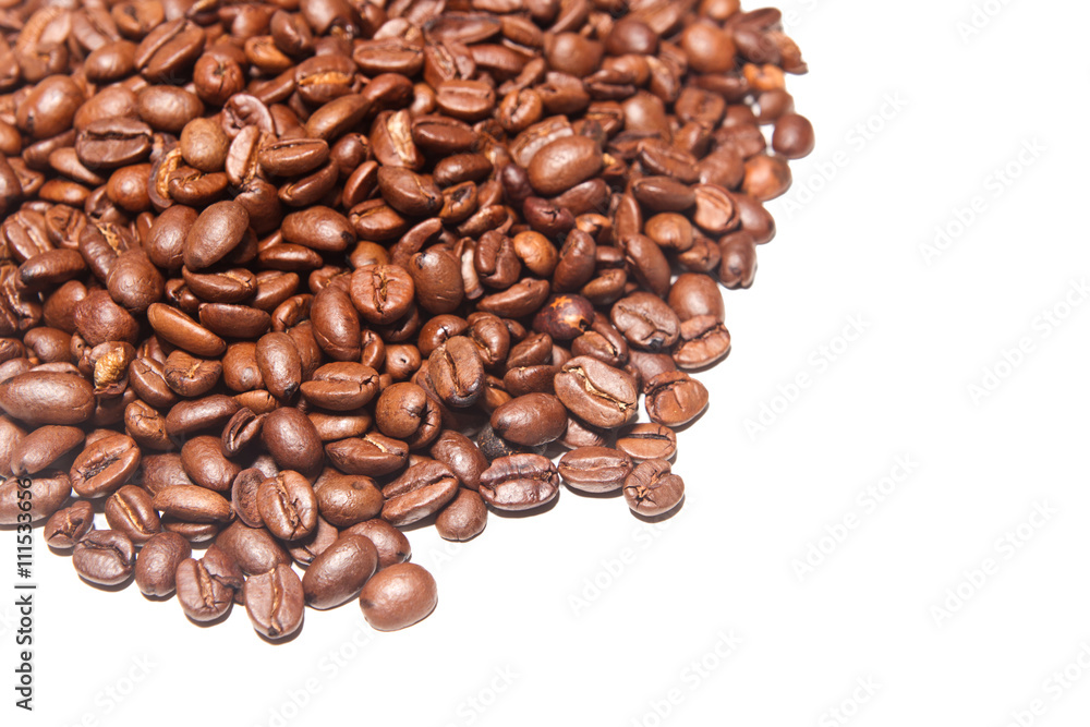 Naklejka premium Kaffeebohnen isoliert auf weißem Hintergrund