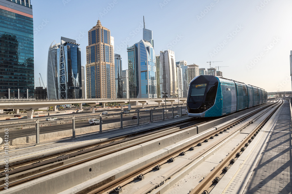 Fototapeta premium Nowy nowoczesny tramwaj w Dubaju, ZEA