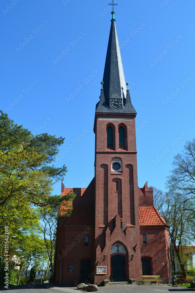 Fototapeta premium Frontansicht auf die Kirche von Ahlbeck auf Usedom an der Ostsee