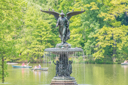 фотографія Boot fahren im Central Park, New York, Bethesda Fountain im Vordergrund