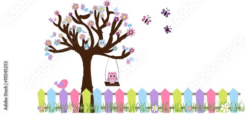 Árbol con flores y valla.