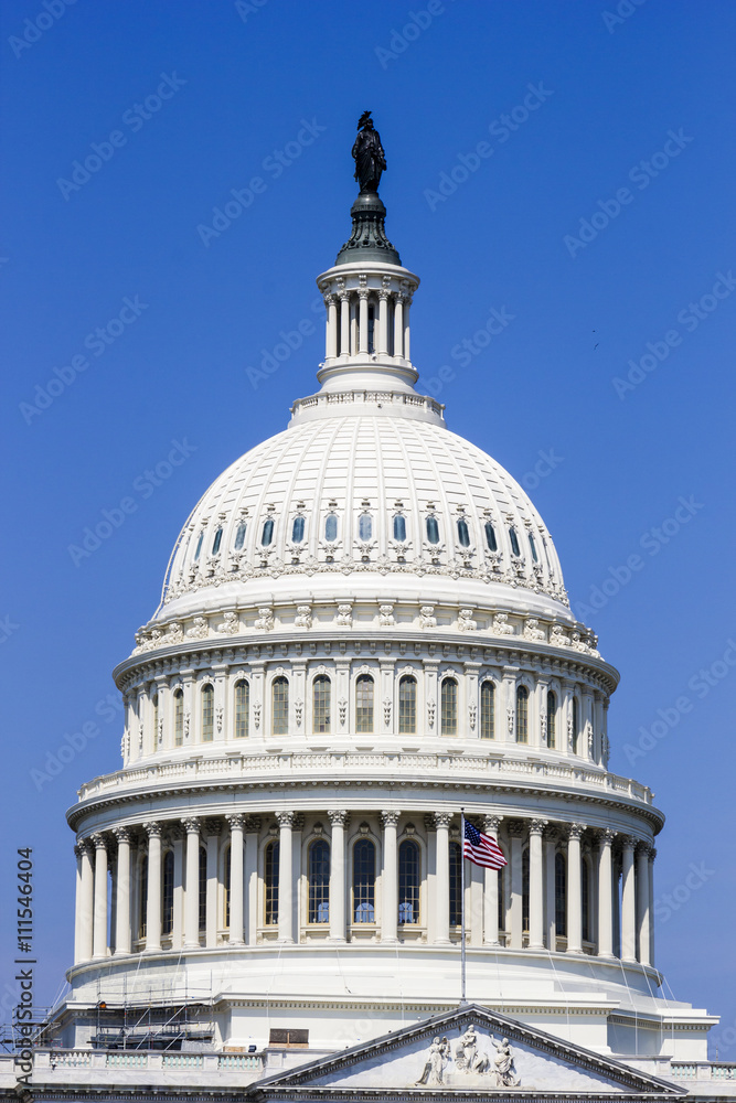 Obraz premium US Capitol dome with US flag