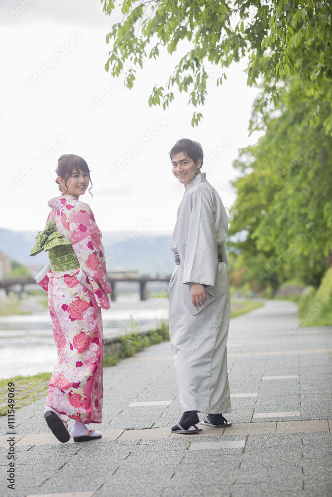 河原を散歩する男女 河原を散歩する男女