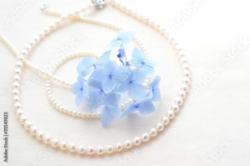真珠と青い紫陽花