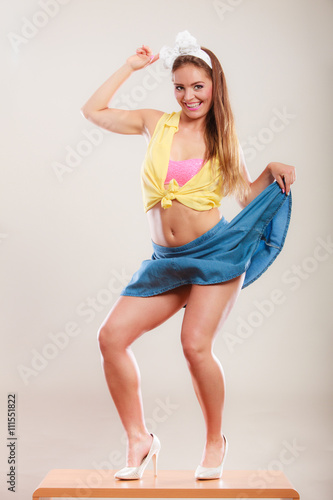 Foto Seductive pin up woman girl dancing on table.