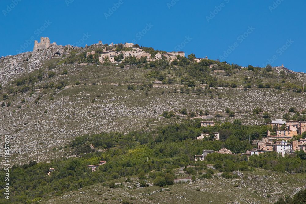Veduta panoramica di Rocca Calascio in estate