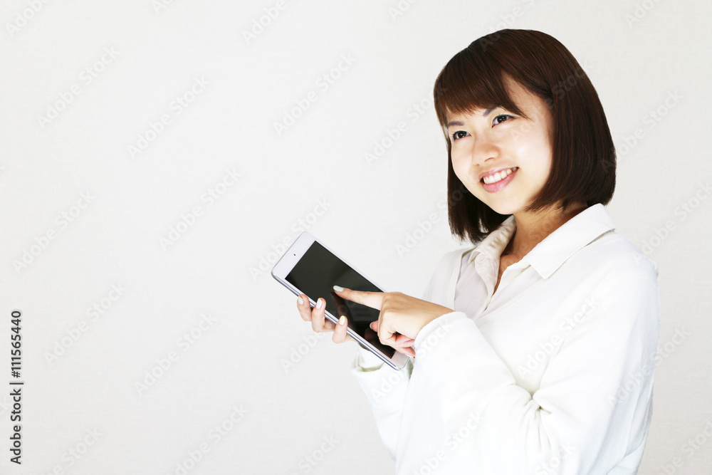 タブレットを操作する若い女性 タブレットを操作する若い女性