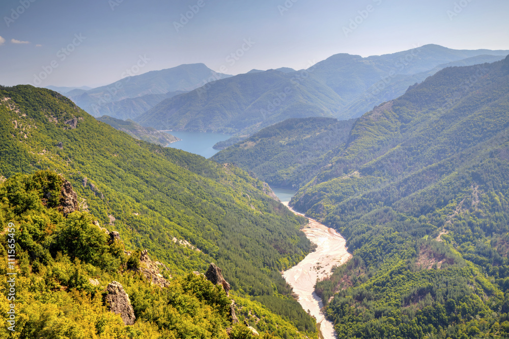 Naklejka premium Beautiful landscape with dam in the mountain