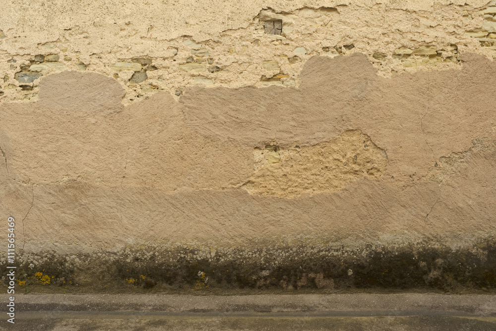 Hintergrund Alte Sandsteinmauer mit schadhaftem Putz und Boden aus