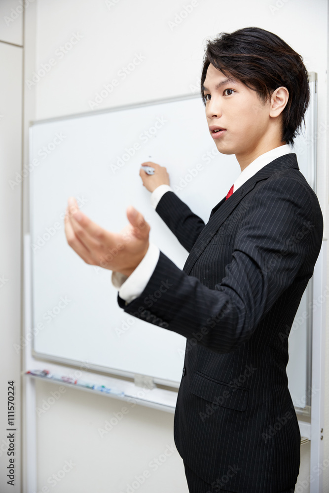 説明するビジネスマン