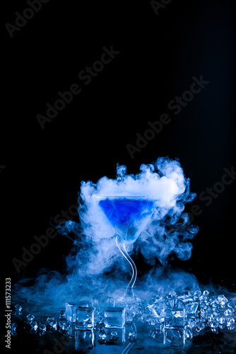 Fototapeta Naklejka Na Ścianę i Meble -  blue cocktail with splash and ice vapor