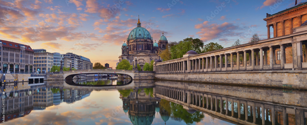 Fototapeta premium Berlin. Panoramiczny obraz katedry berlińskiej i wyspy muzeów w Berlinie podczas wschodu słońca.