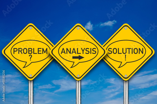 Schilder mit Problem, Analyse, Lösung auf blauem Hintergrund.